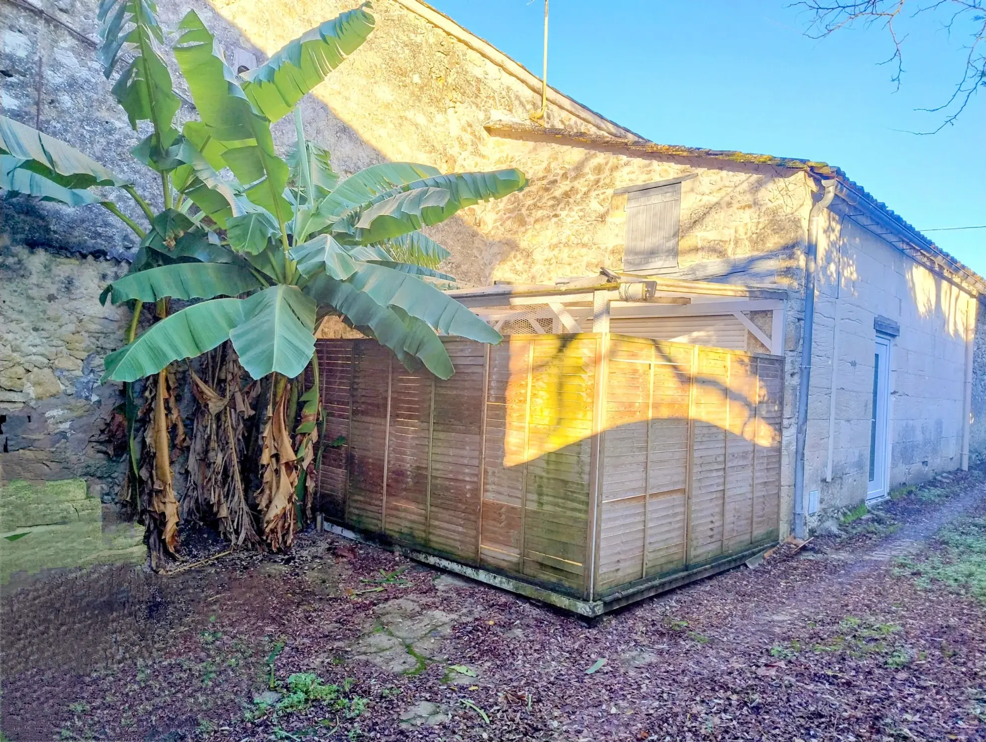 Maison de village rénovée de 35 m² avec grande grange à Gensac 