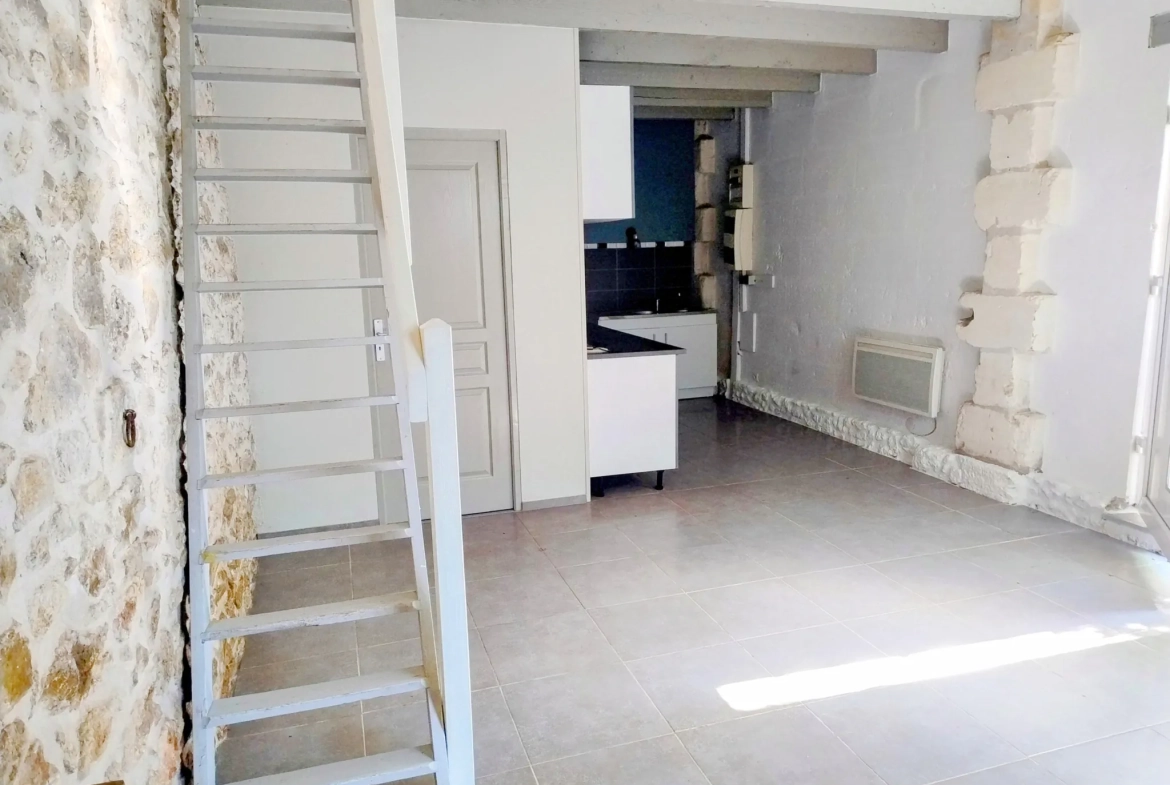 Maison de village rénovée de 35 m² avec grande grange à Gensac 