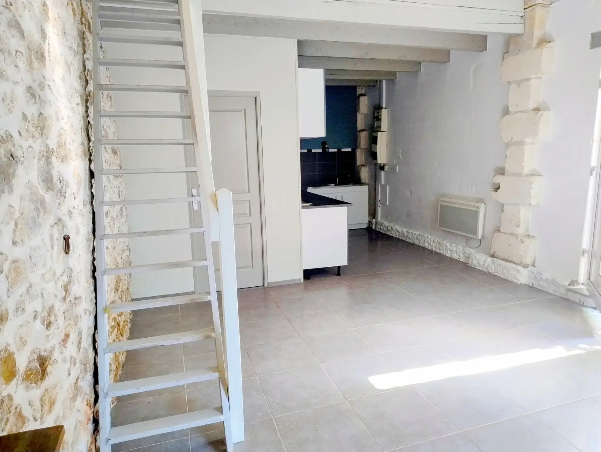 Maison de village rénovée de 35 m² avec grande grange à Gensac 