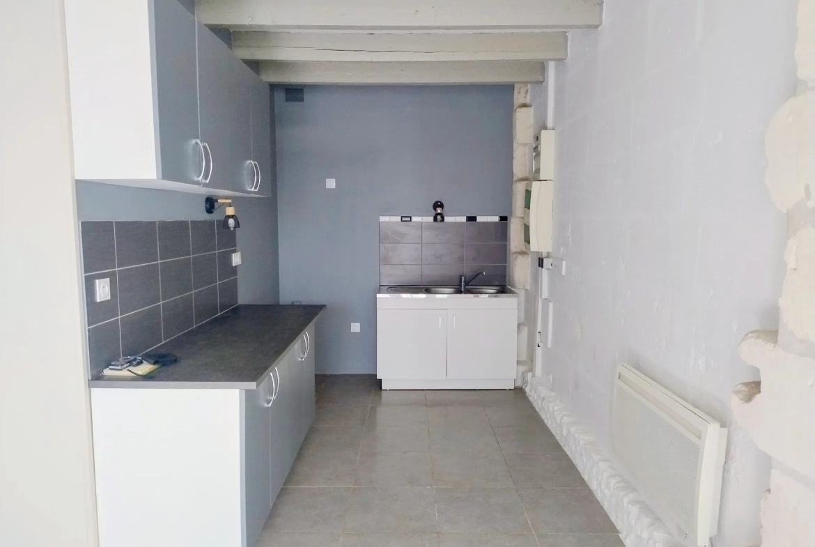 Maison de village rénovée de 35 m² avec grande grange à Gensac 