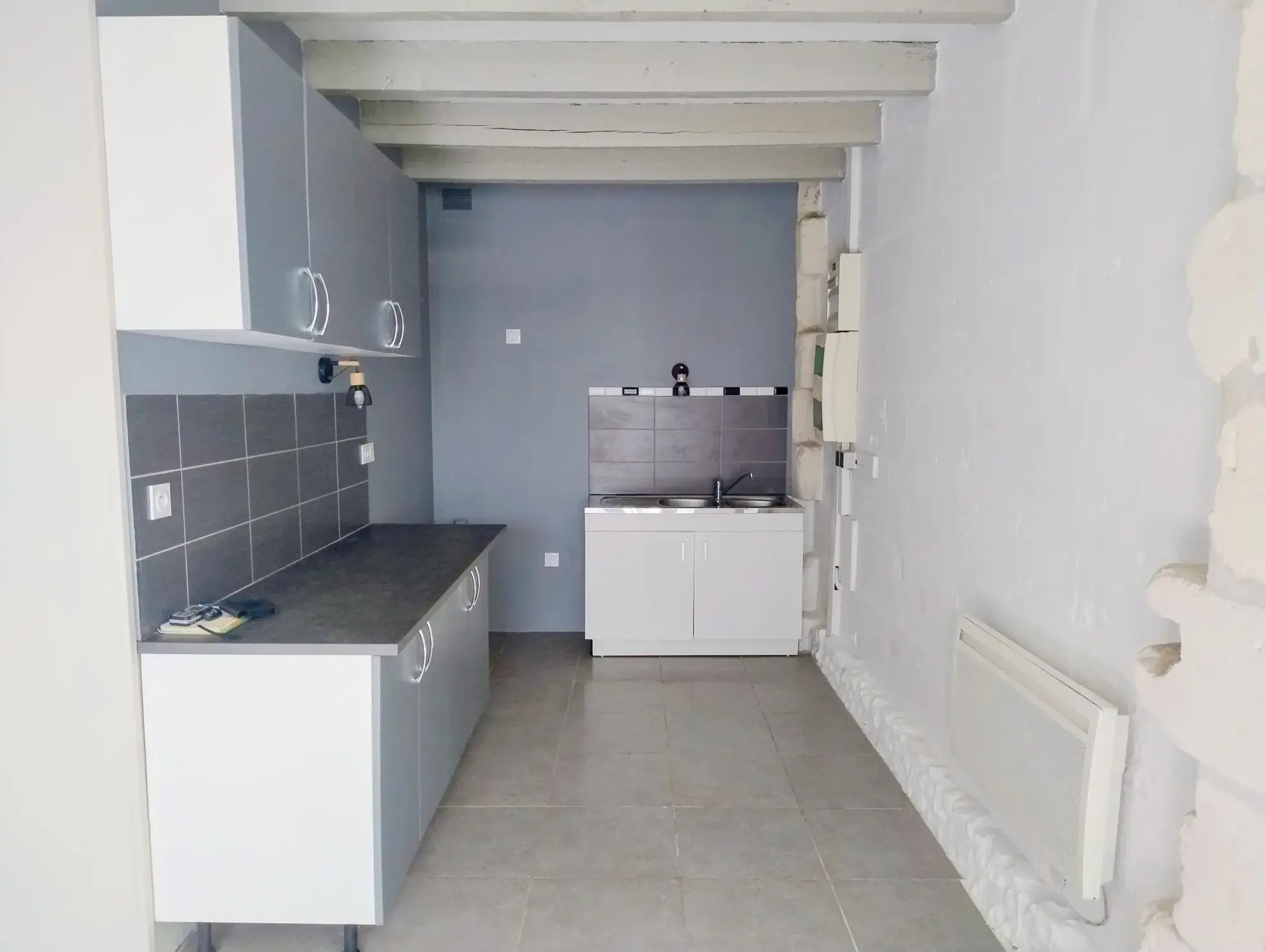 Maison de village rénovée de 35 m² avec grande grange à Gensac 