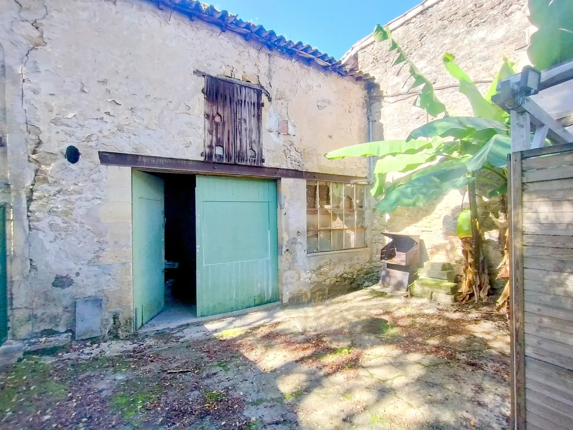 Maison de village rénovée de 35 m² avec grande grange à Gensac 
