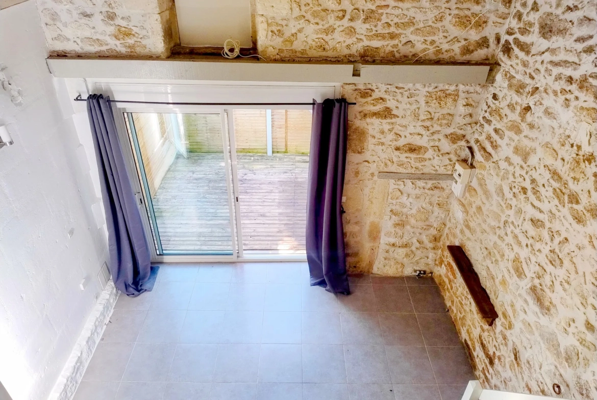Maison de village rénovée de 35 m² avec grande grange à Gensac 