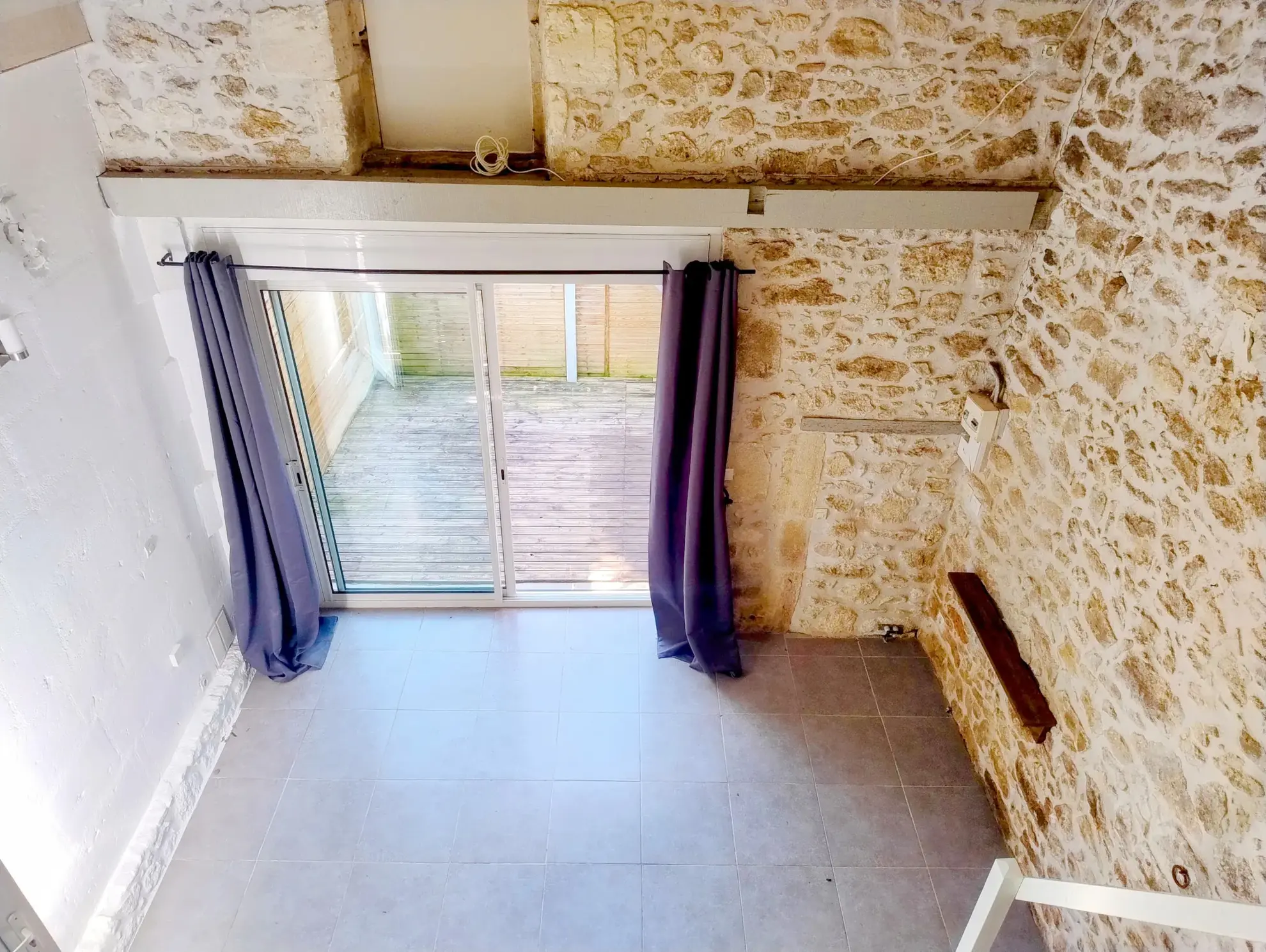 Maison de village rénovée de 35 m² avec grande grange à Gensac 