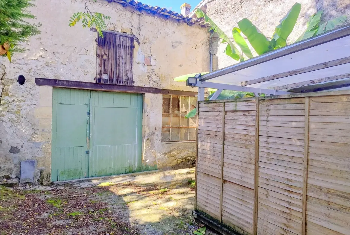 Maison de village rénovée de 35 m² avec grande grange à Gensac 