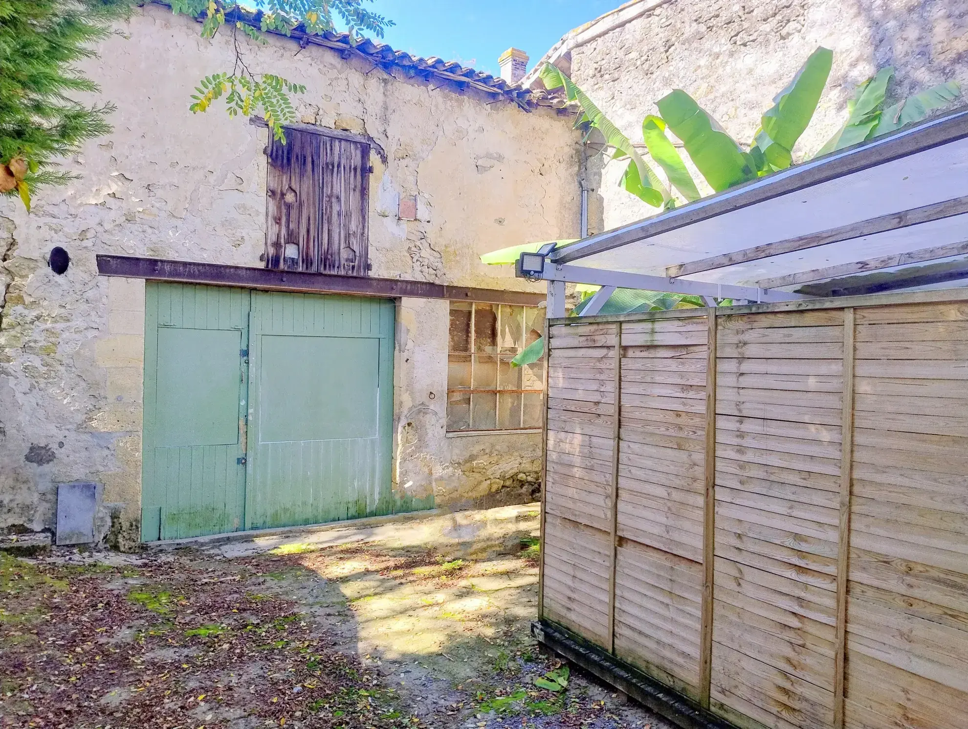 Maison de village rénovée de 35 m² avec grande grange à Gensac 
