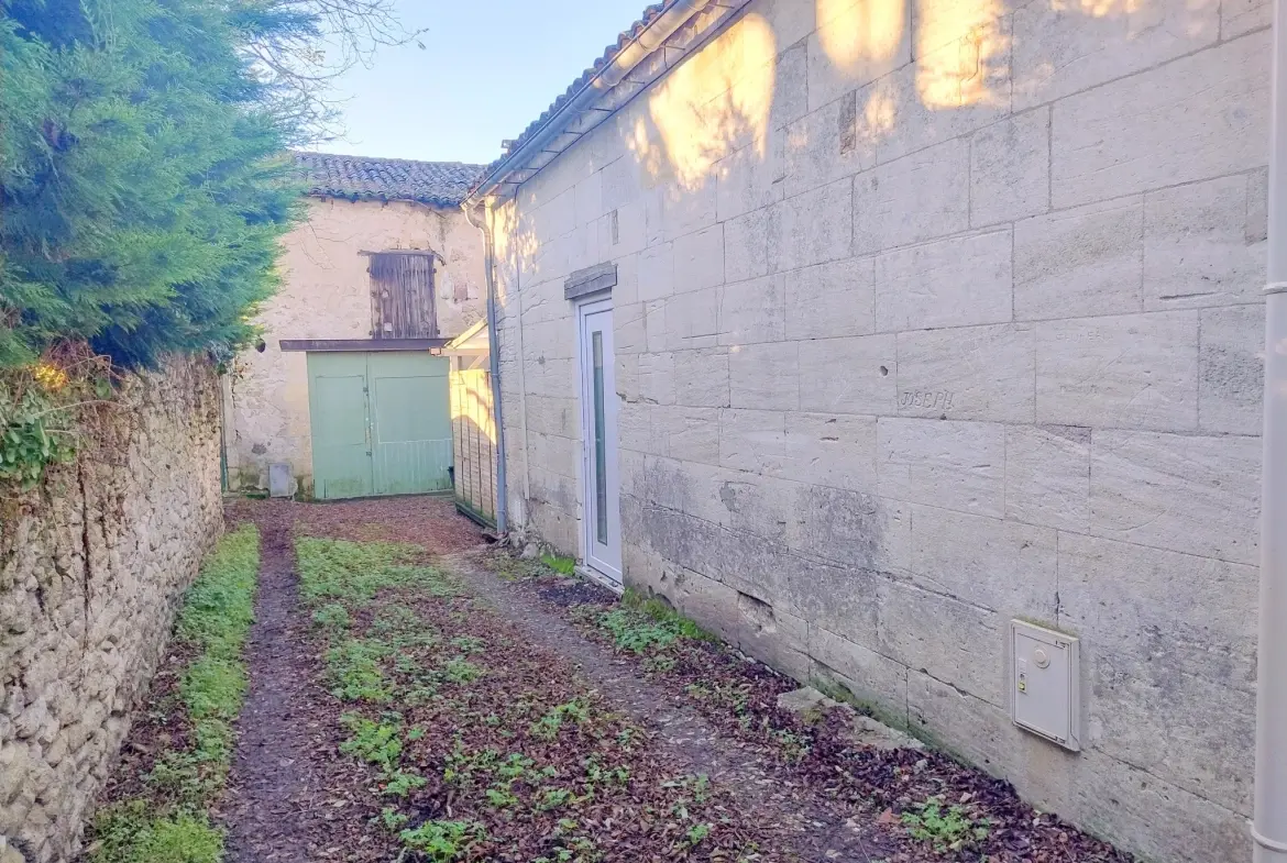 Maison de village rénovée de 35 m² avec grande grange à Gensac 
