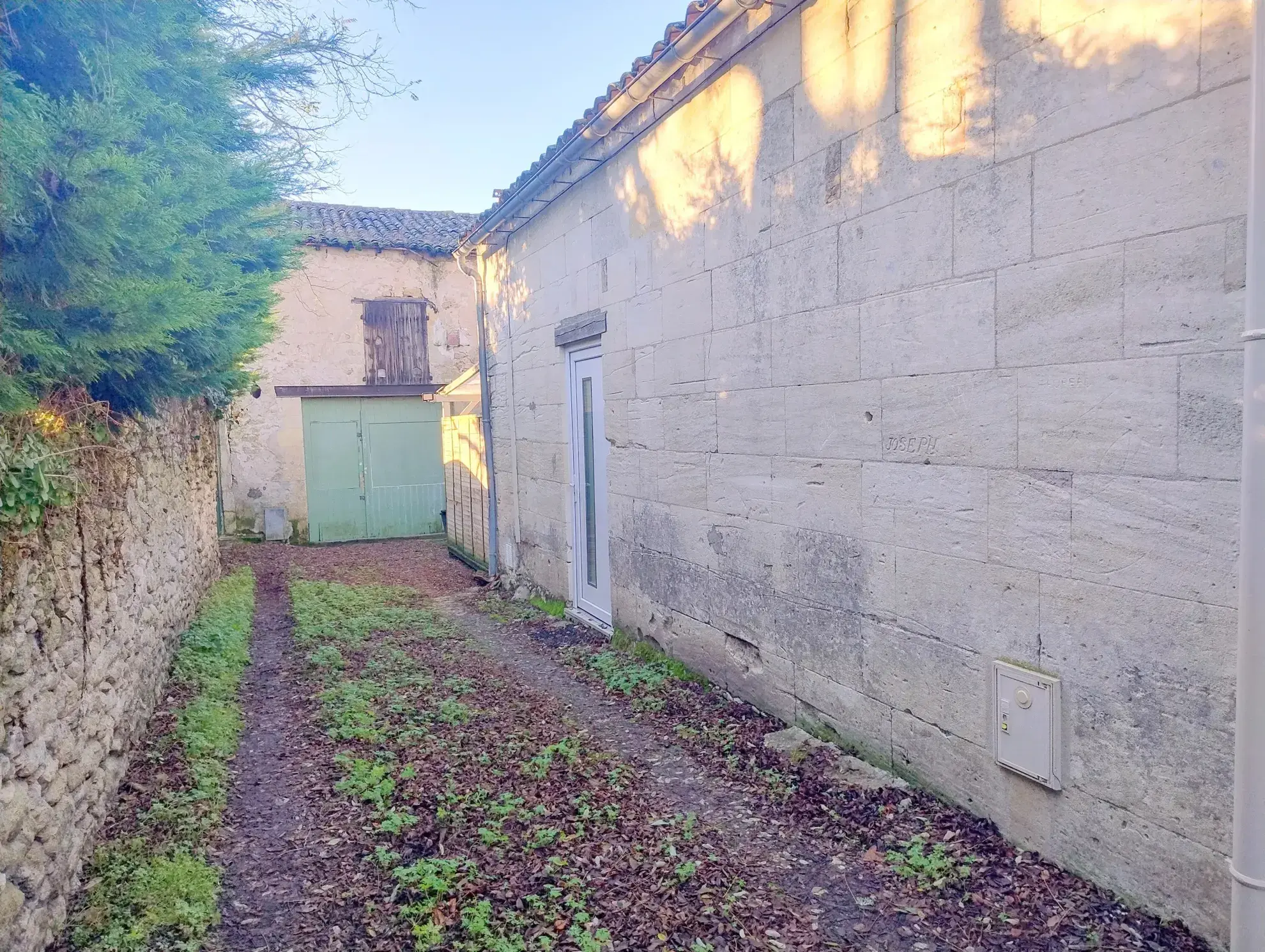 Maison de village rénovée de 35 m² avec grande grange à Gensac 