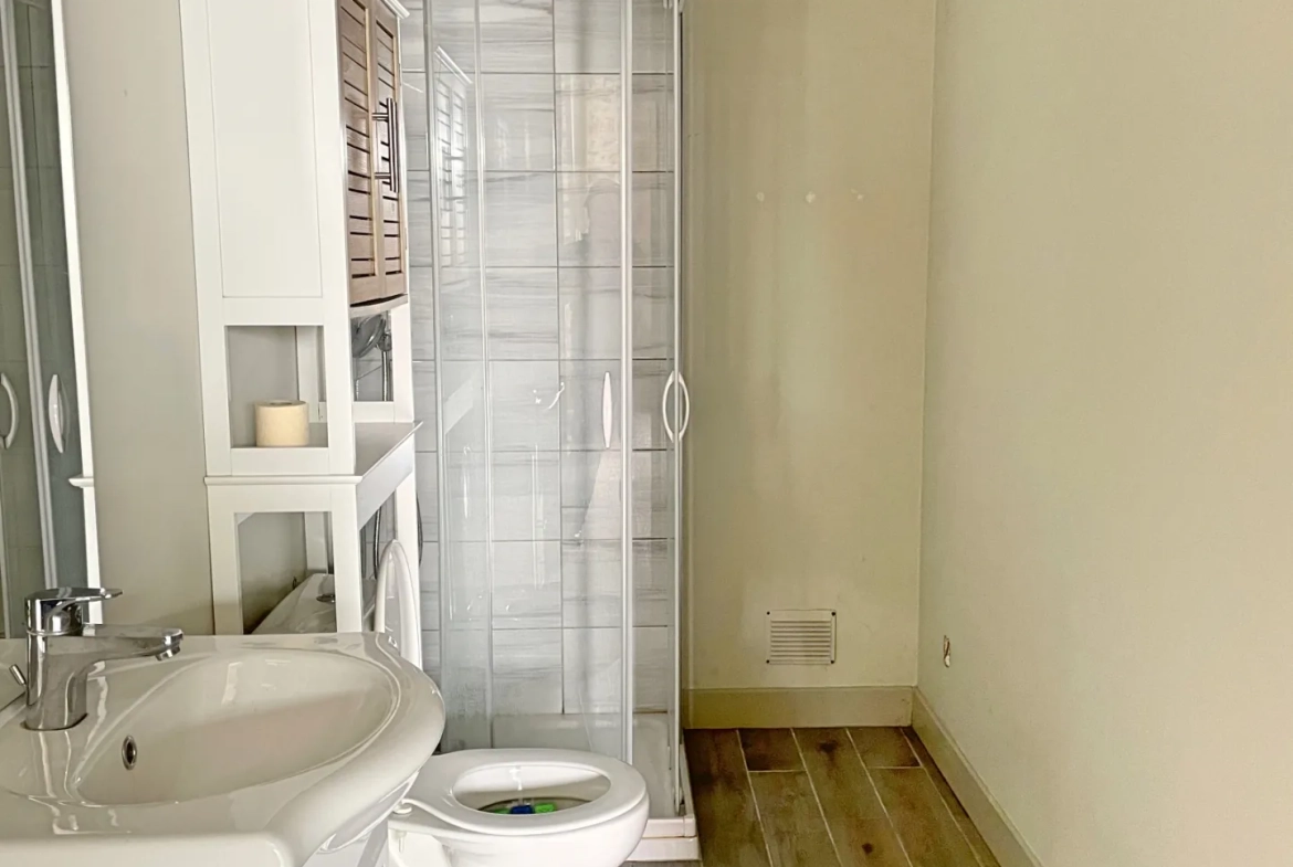 Maison de village rénovée de 35 m² avec grande grange à Gensac 