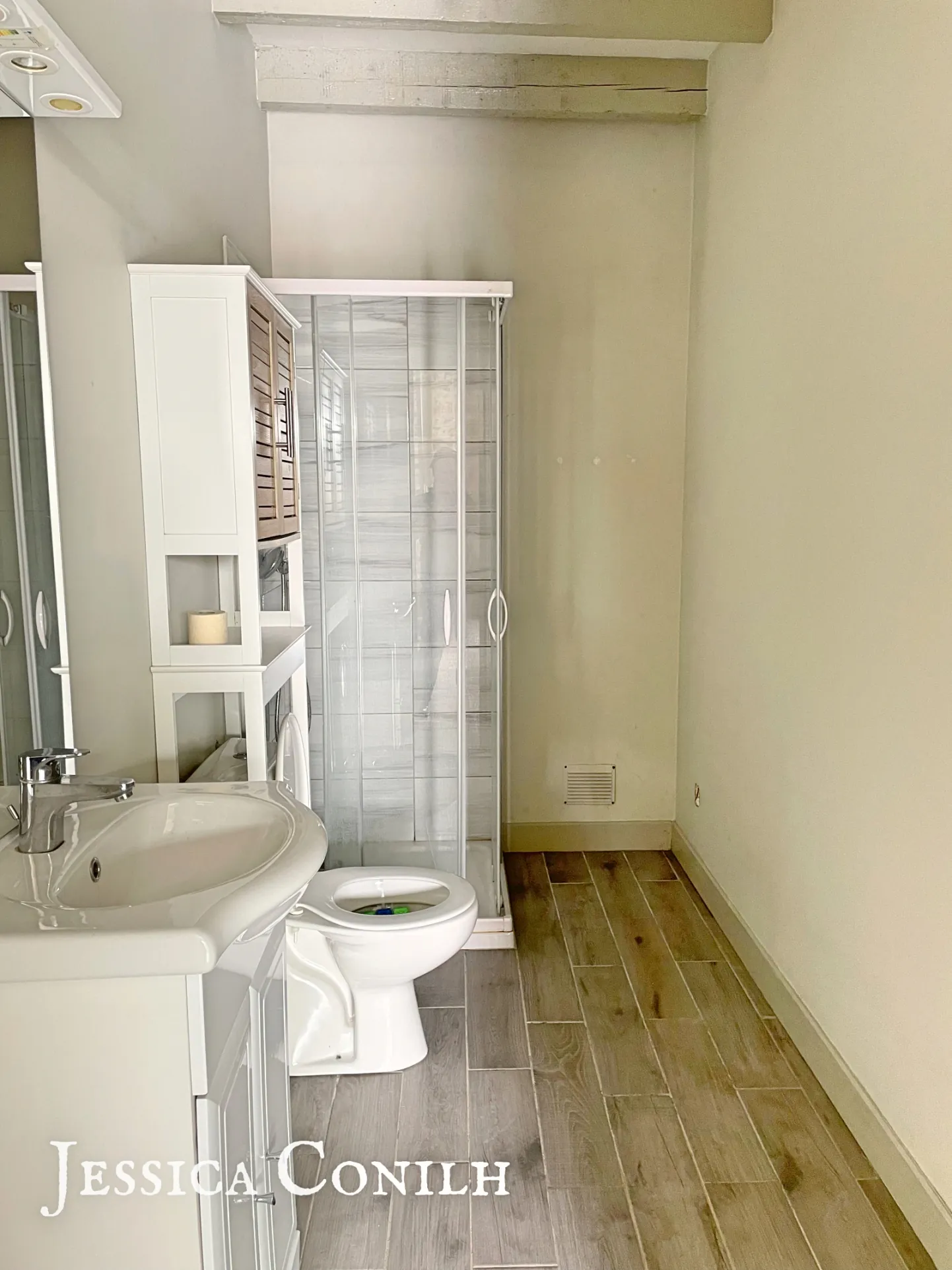 Maison de village rénovée de 35 m² avec grande grange à Gensac 