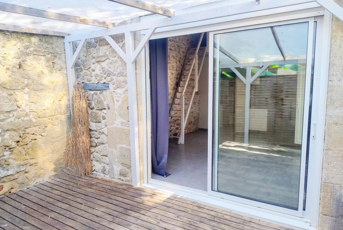 Maison de village rénovée de 35 m² avec grande grange à Gensac 