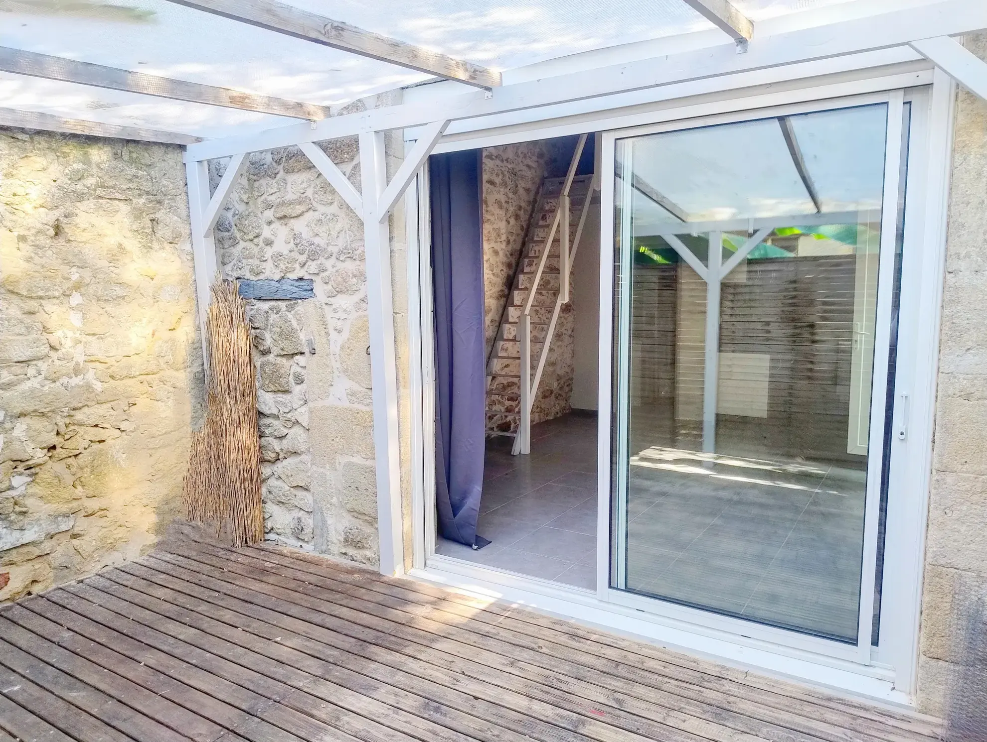 Maison de village rénovée de 35 m² avec grande grange à Gensac 