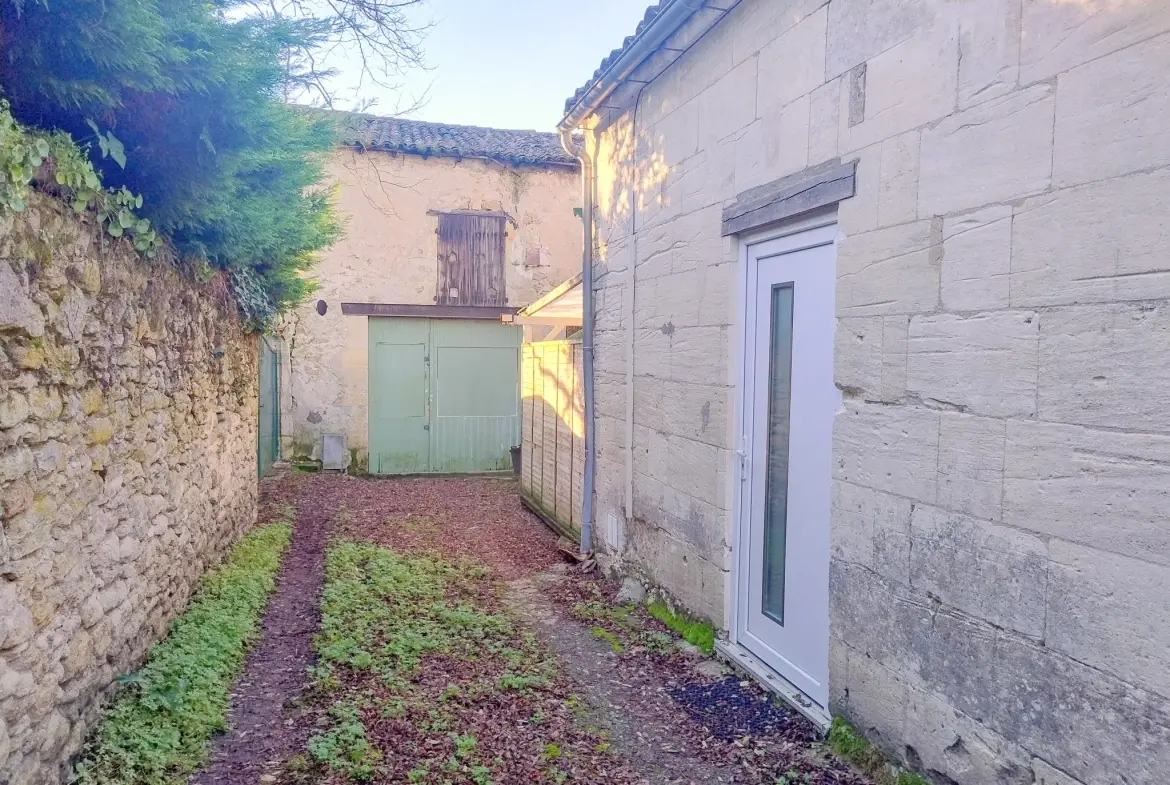 Maison de village rénovée de 35 m² avec grande grange à Gensac 