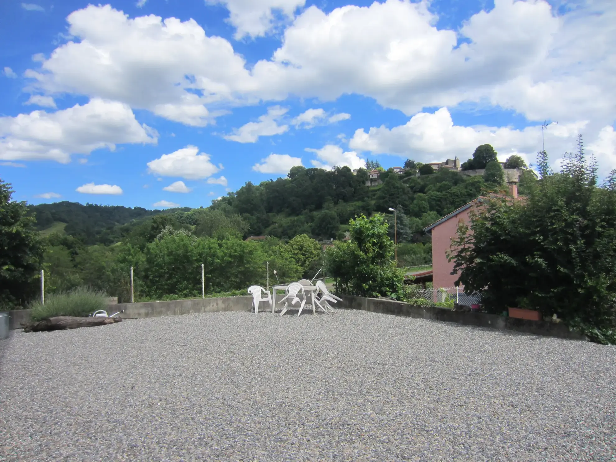 Belle maison familiale à Saint-Lizier avec grand terrain et garage spacieux 