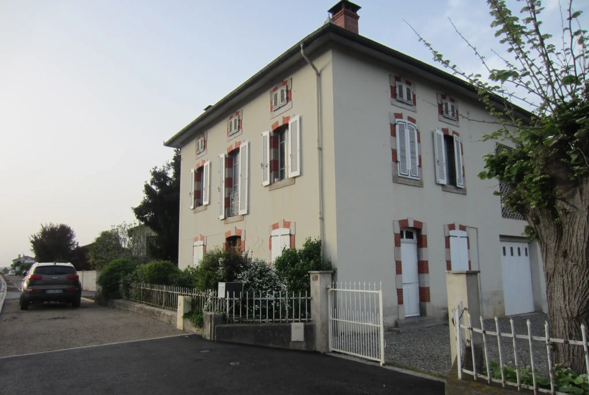 Belle maison familiale à Saint-Lizier avec grand terrain et garage spacieux 