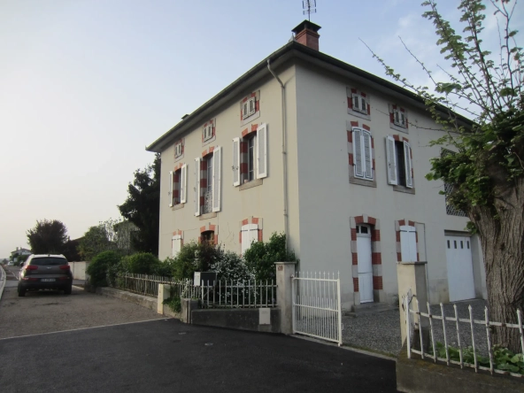 Belle maison familiale à Saint-Lizier avec grand terrain et garage spacieux