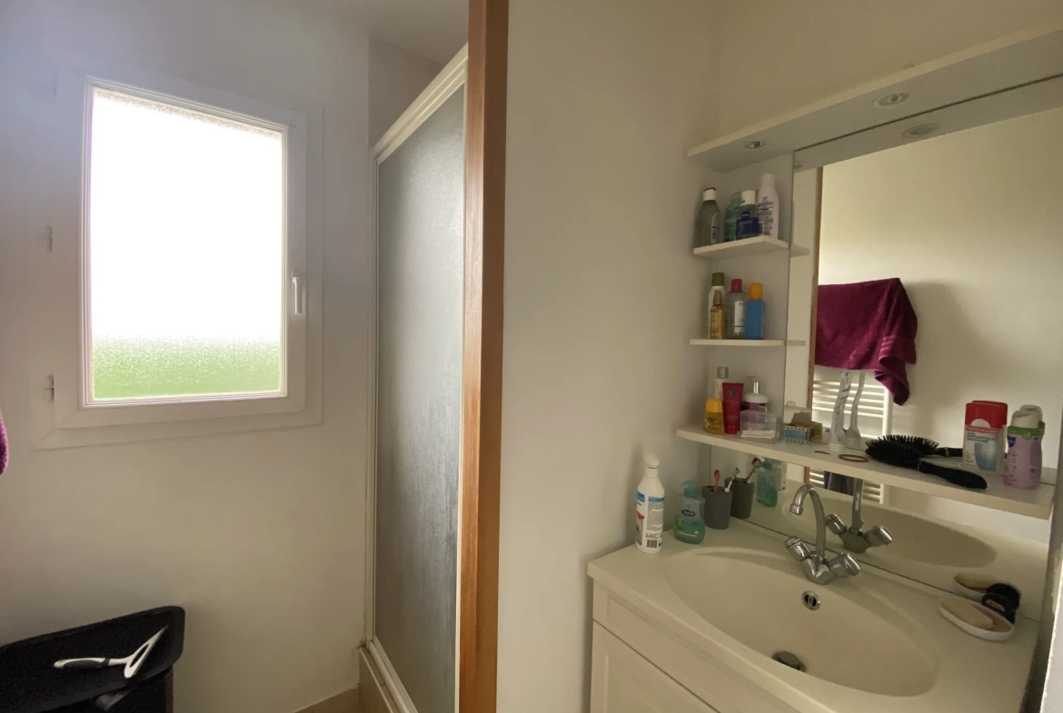 Appartement 2 pièces à Saintes avec parking et box privé 
