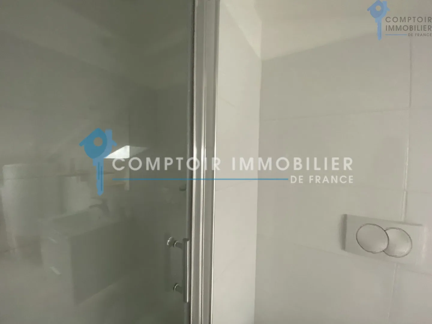 Studio rénové de 30 m2 avec parking privé à Gallargues-Le-Montueux, parfait pour investissement 