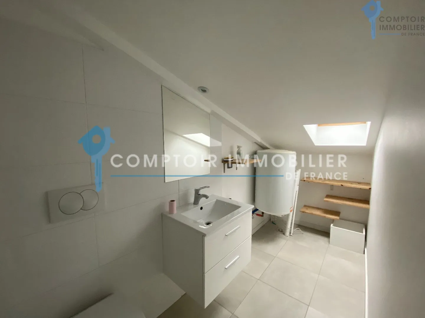 Studio rénové de 30 m2 avec parking privé à Gallargues-Le-Montueux, parfait pour investissement 