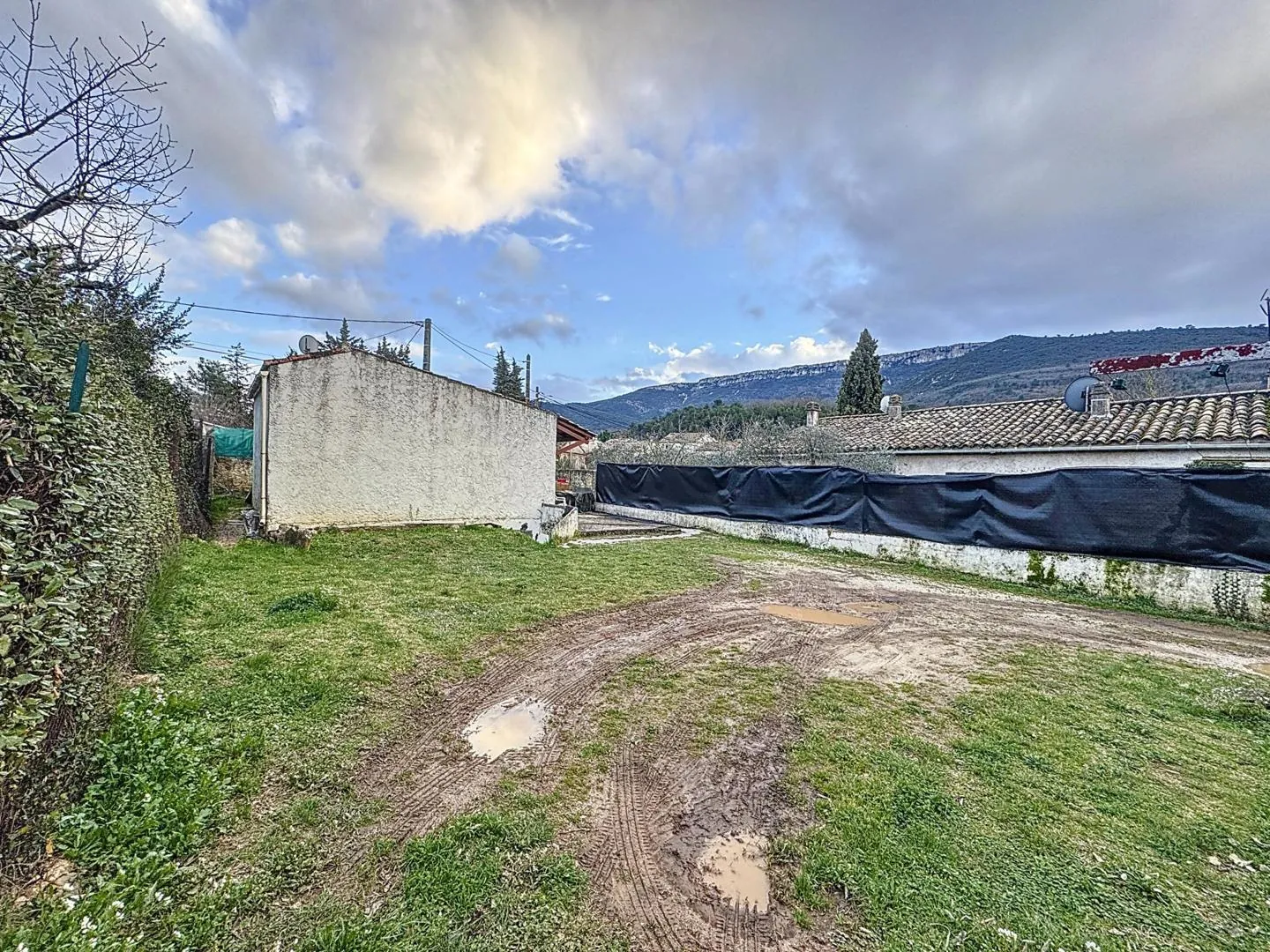 Maison à vendre à Pourcieux - 40 m², terrasse sud, terrain 370 m², calme et à rénover 