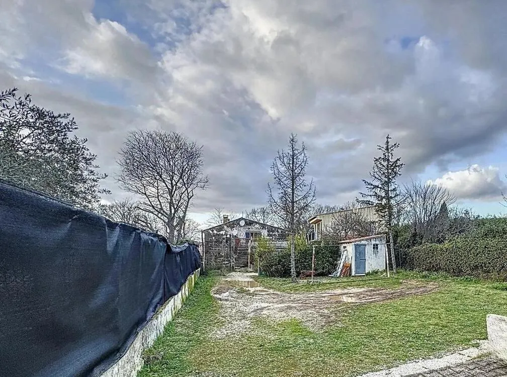 Maison à vendre à Pourcieux - 40 m², terrasse sud, terrain 370 m², calme et à rénover 