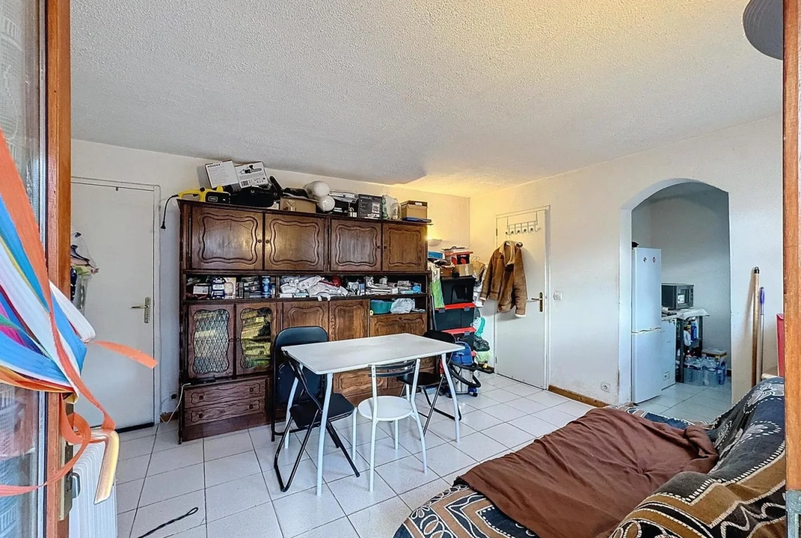 Maison à vendre à Pourcieux - 40 m², terrasse sud, terrain 370 m², calme et à rénover 