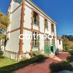 Maison ancienne à Troyes avec grand terrain et potentiel de rénovation