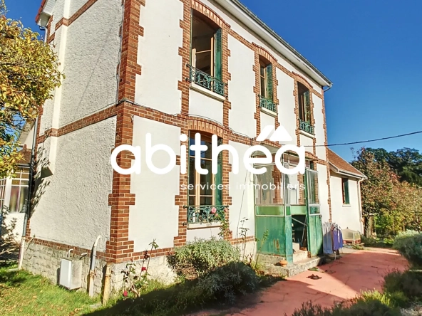 Maison ancienne à Troyes avec grand terrain et potentiel de rénovation