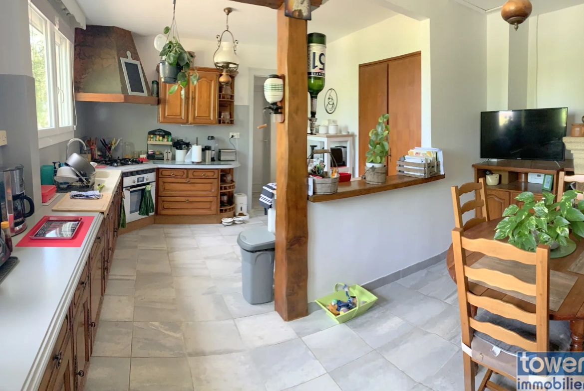 Maison de plain-pied à Aujac de 130 m² avec grand terrain et dépendances 