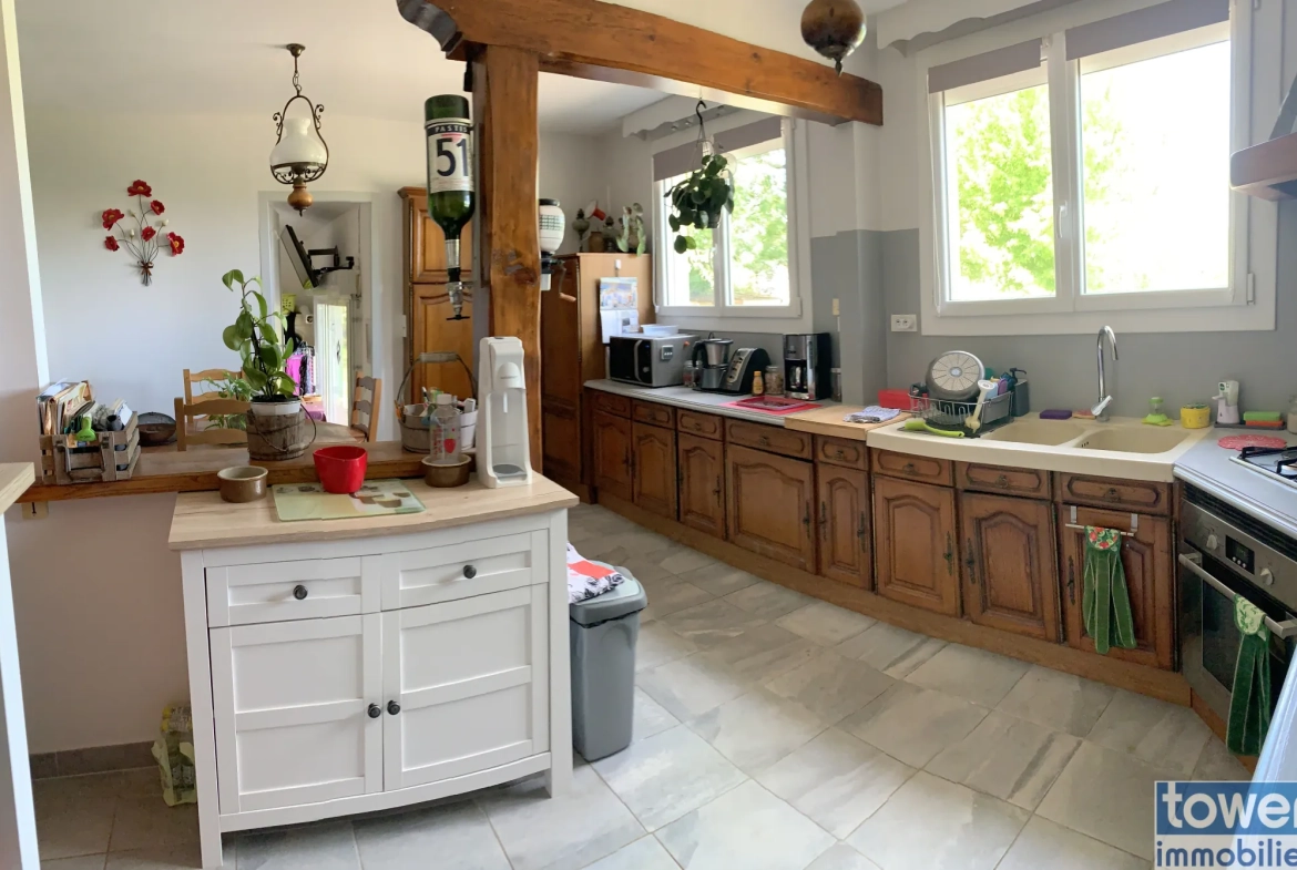 Maison de plain-pied à Aujac de 130 m² avec grand terrain et dépendances 