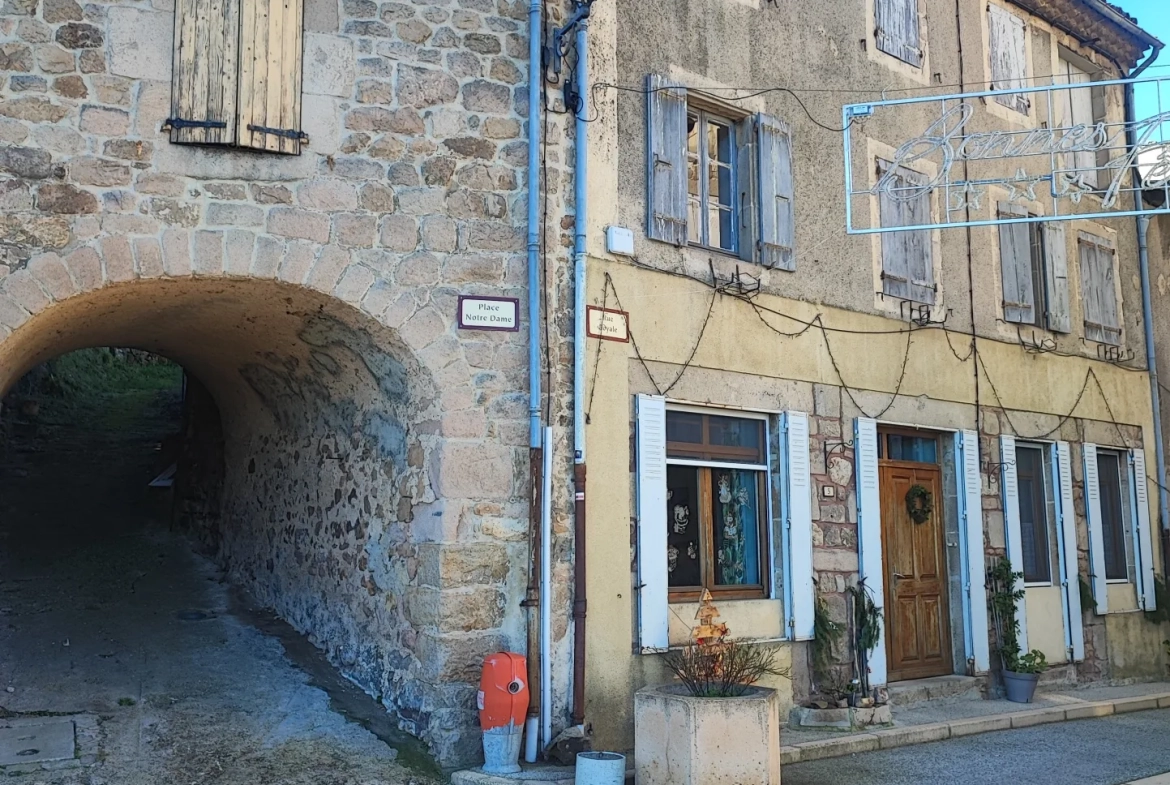 Maison de village en pierre à rénover à Chalencon (07) avec jardin et potentiel d'aménagement 