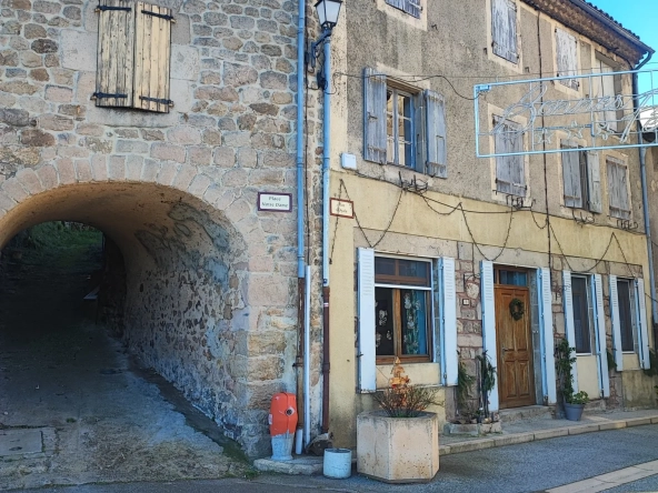 Maison de village en pierre à rénover à Chalencon (07) avec jardin et potentiel d'aménagement