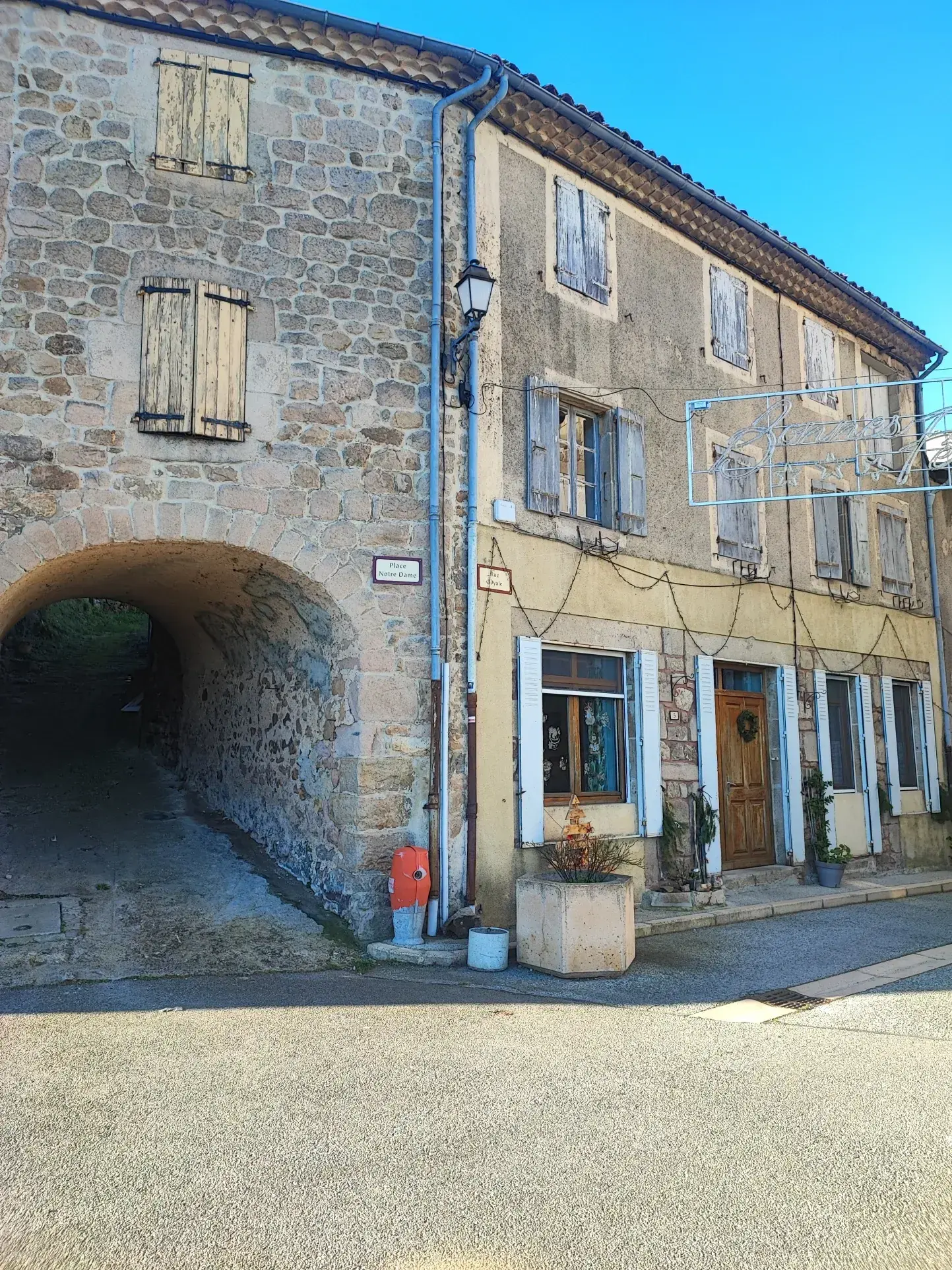 Maison de village en pierre à rénover à Chalencon (07) avec jardin et potentiel d'aménagement 