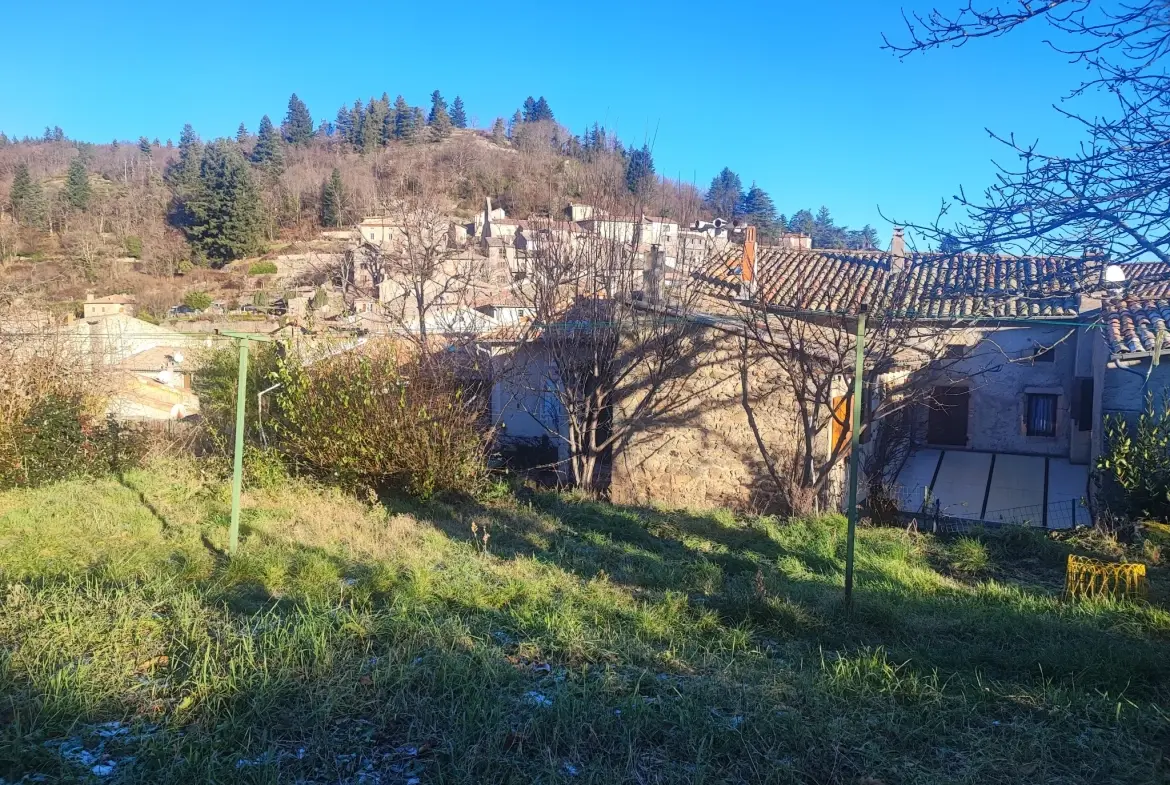 Maison de village en pierre à rénover à Chalencon (07) avec jardin et potentiel d'aménagement 
