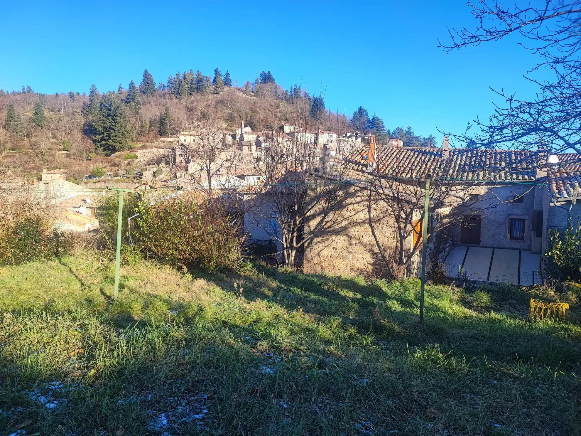 Maison de village en pierre à rénover à Chalencon (07) avec jardin et potentiel d'aménagement 