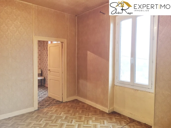 Immeuble d'habitation à Saint Éloy Les Mines de 160 m² avec terrain de 1190 m² 
