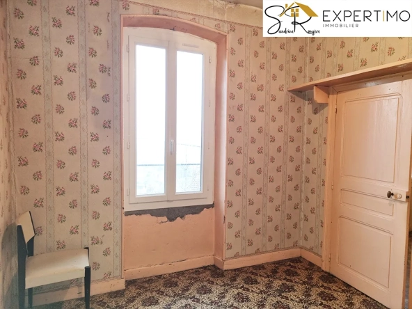Immeuble d'habitation à Saint Éloy Les Mines de 160 m² avec terrain de 1190 m² 