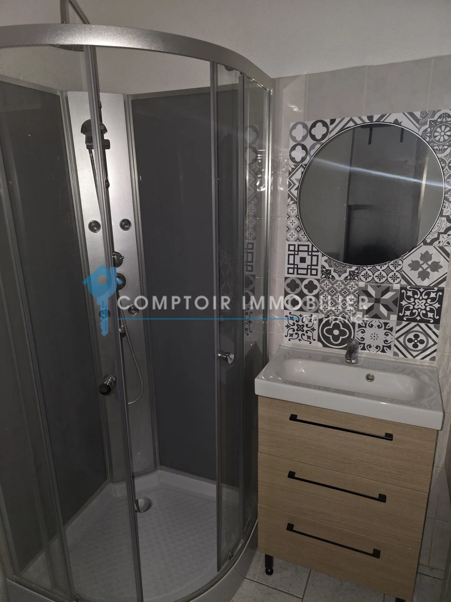 Appartement T2 rénové de 45m² à Clermont l'Hérault, dernier étage 