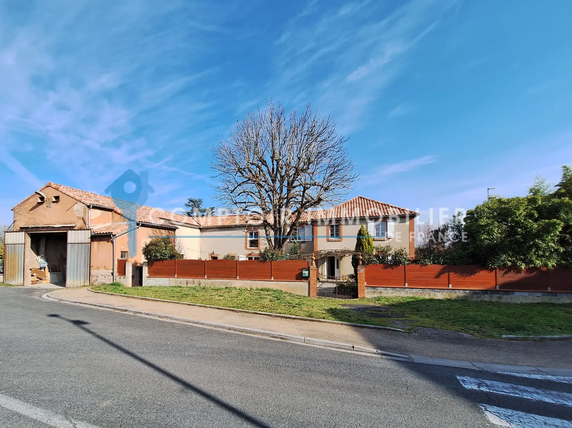 Maison de village rénovée avec hangar et jardin à Damiatte dans le Tarn 