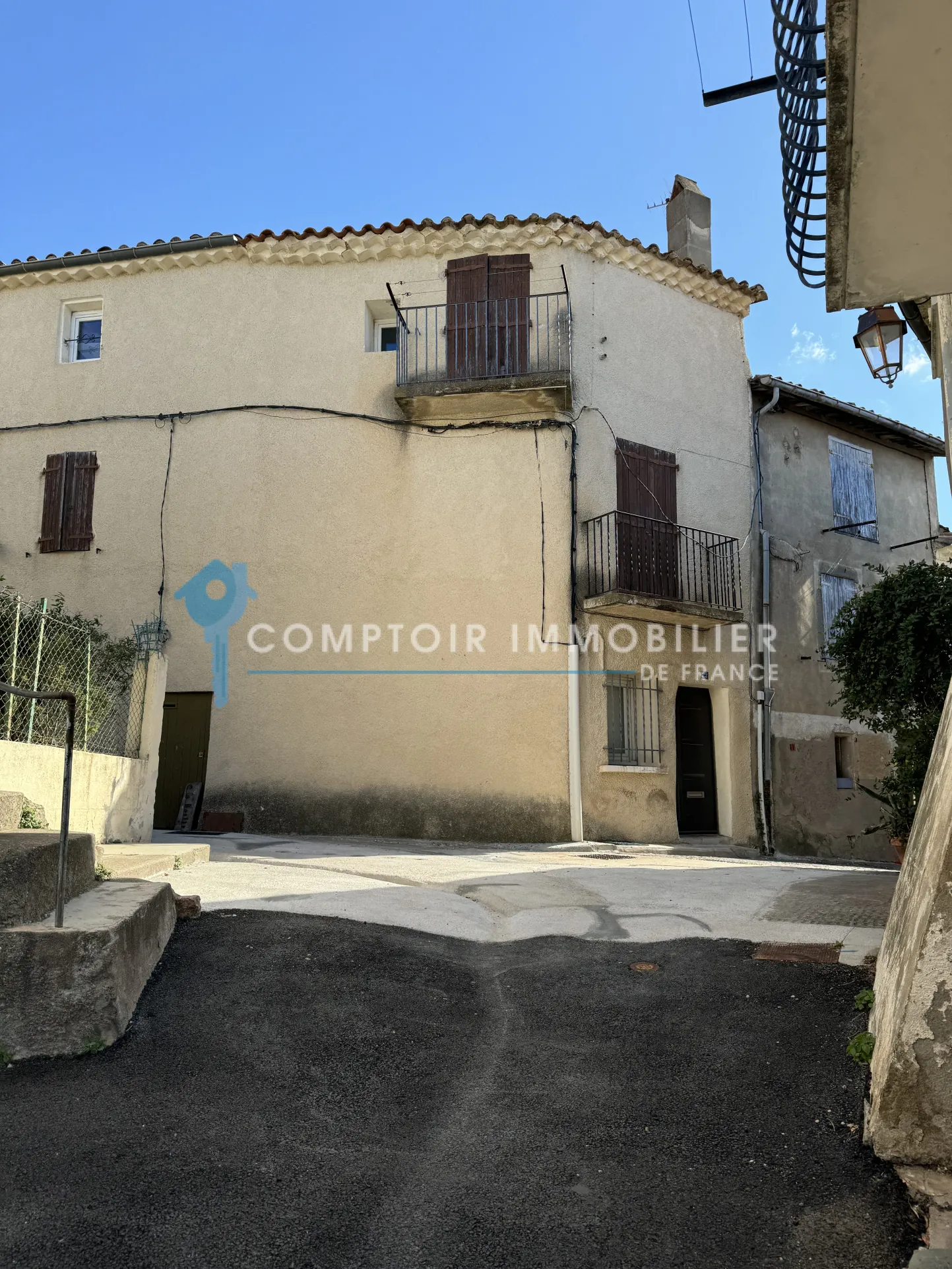 Maison atypique de 105 m² à Servian avec vue imprenable 