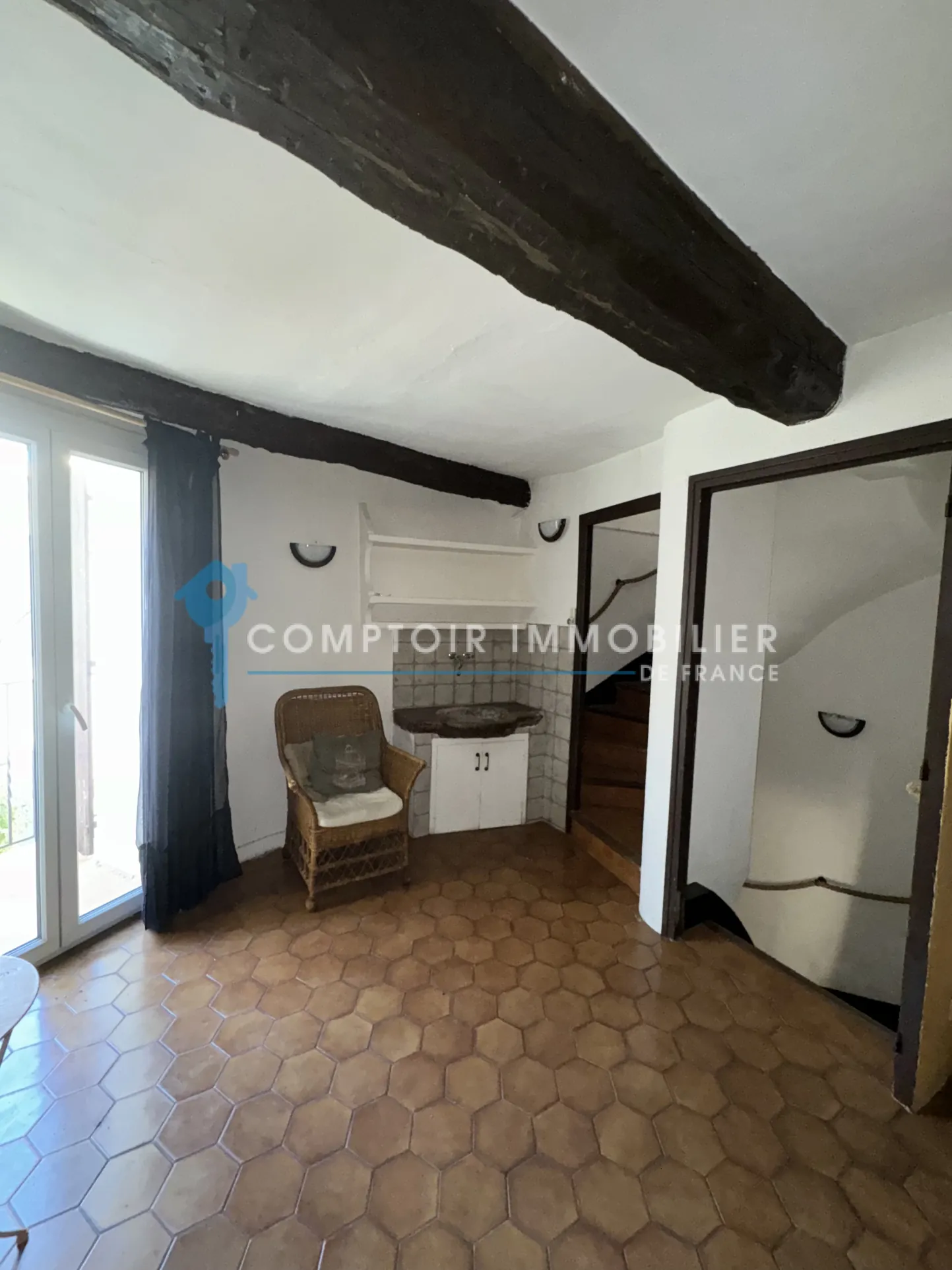 Maison atypique de 105 m² à Servian avec vue imprenable 