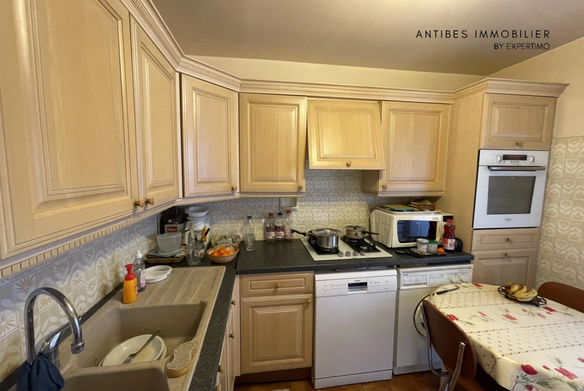 A vendre appartement 3 pièces avec terrasse à Antibes - garage et cave inclus 