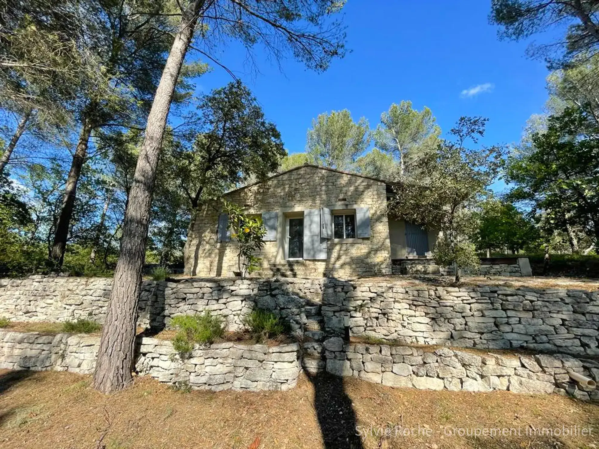 Mazet en pierre à Velleron, 2 pièces, 43 m², terrain 2875 m², rénovation récente 