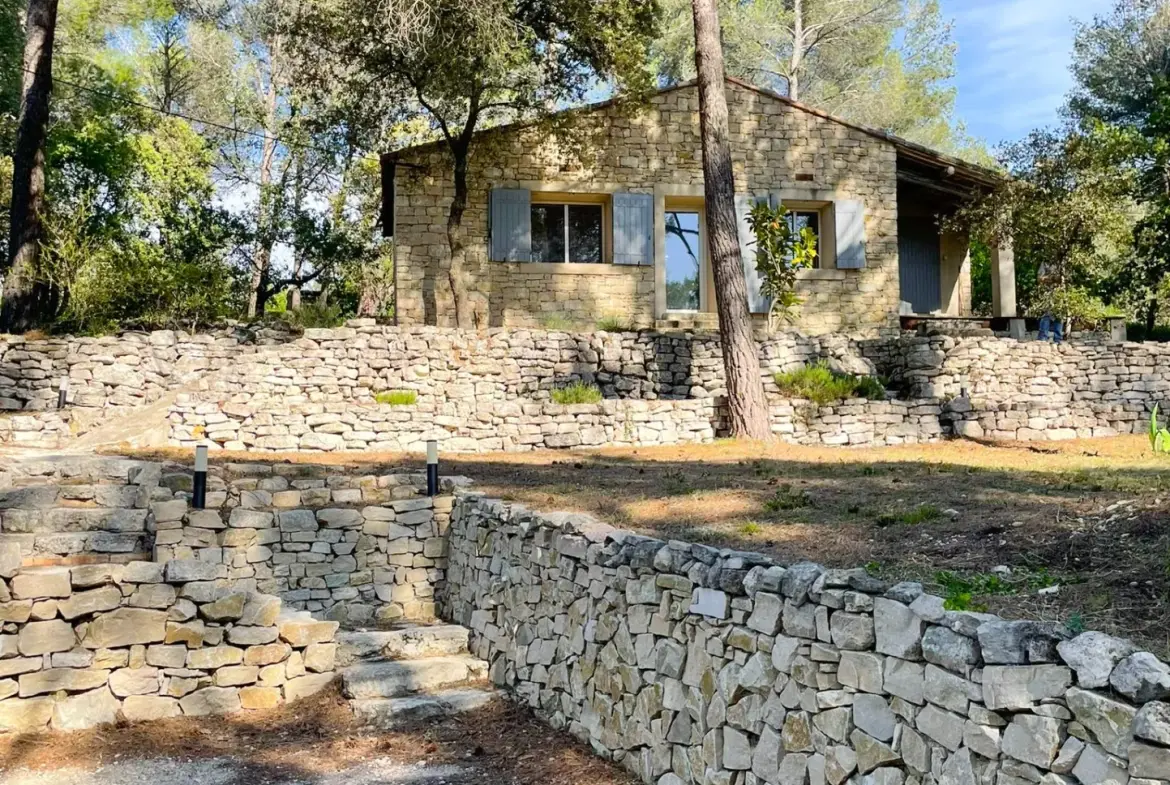 Mazet en pierre à Velleron, 2 pièces, 43 m², terrain 2875 m², rénovation récente 
