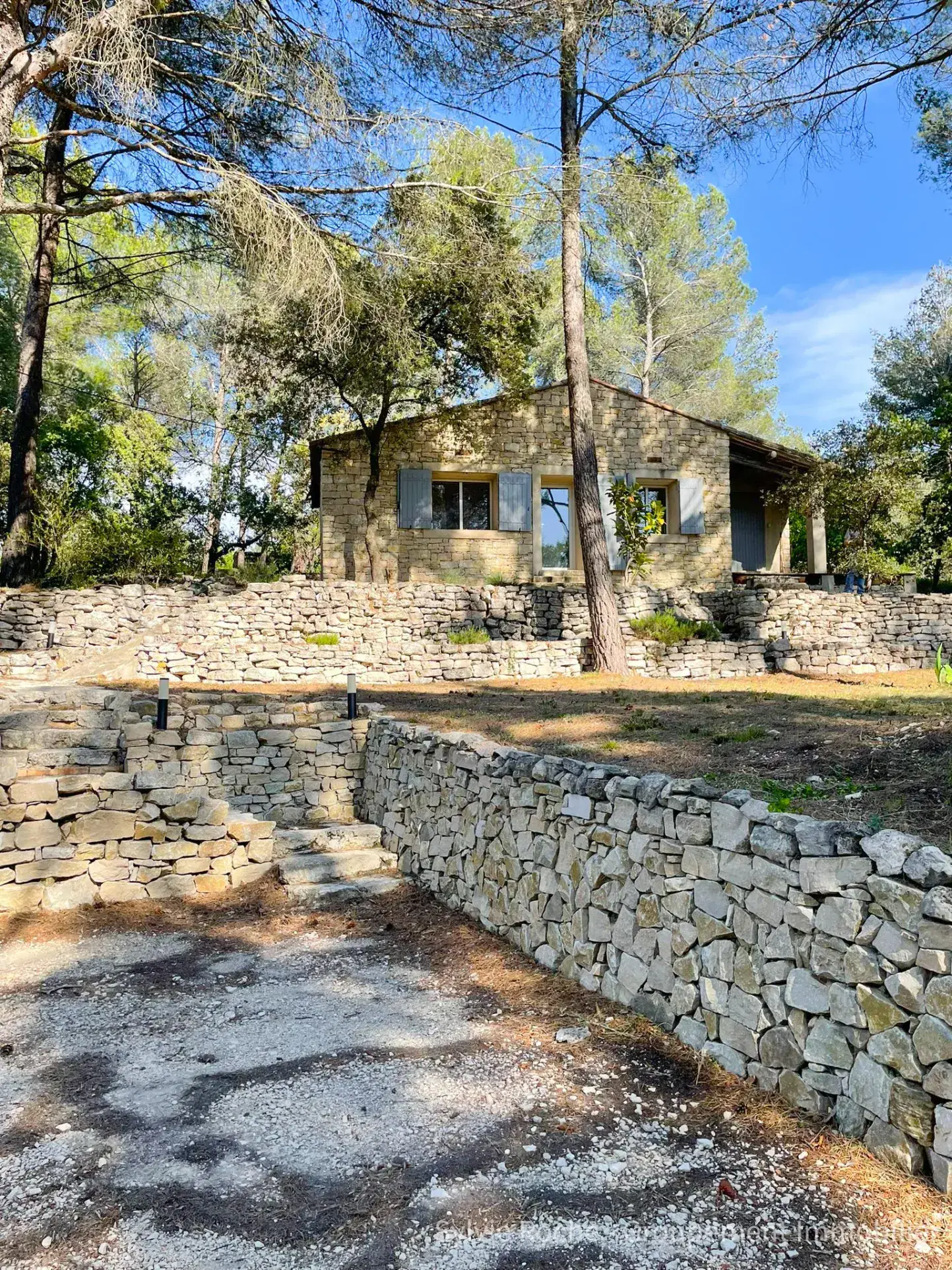 Mazet en pierre à Velleron, 2 pièces, 43 m², terrain 2875 m², rénovation récente 