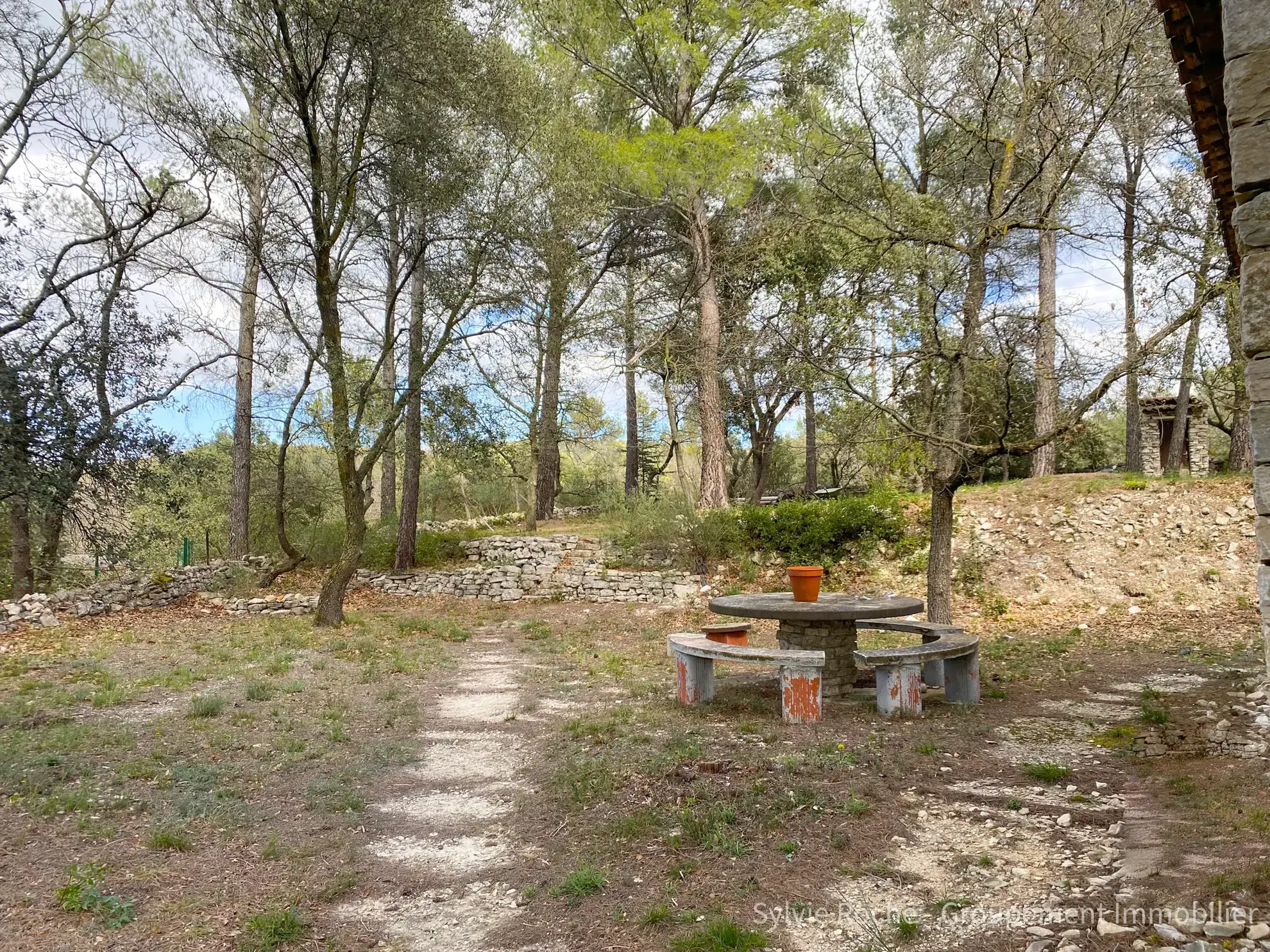 Mazet en pierre à Velleron, 2 pièces, 43 m², terrain 2875 m², rénovation récente 