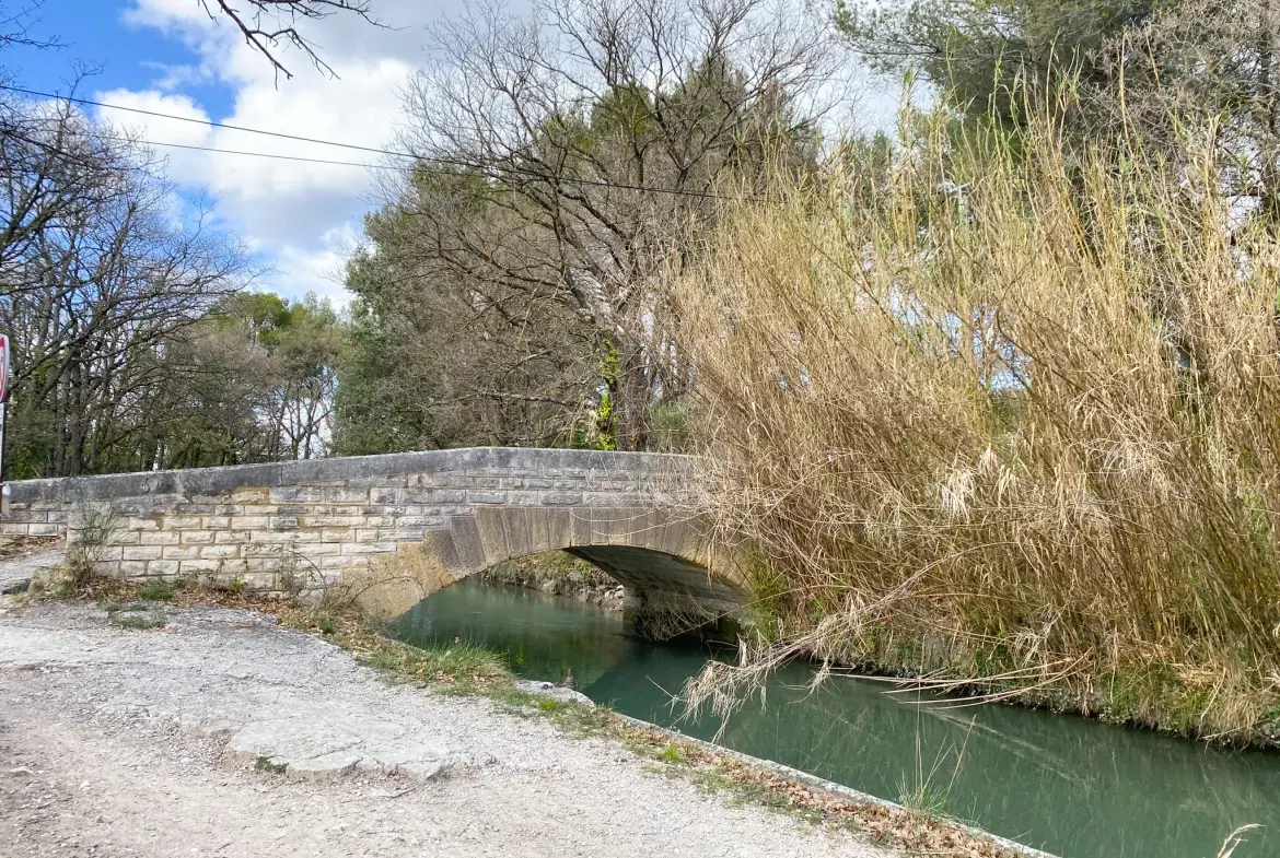 Mazet en pierre à Velleron, 2 pièces, 43 m², terrain 2875 m², rénovation récente 