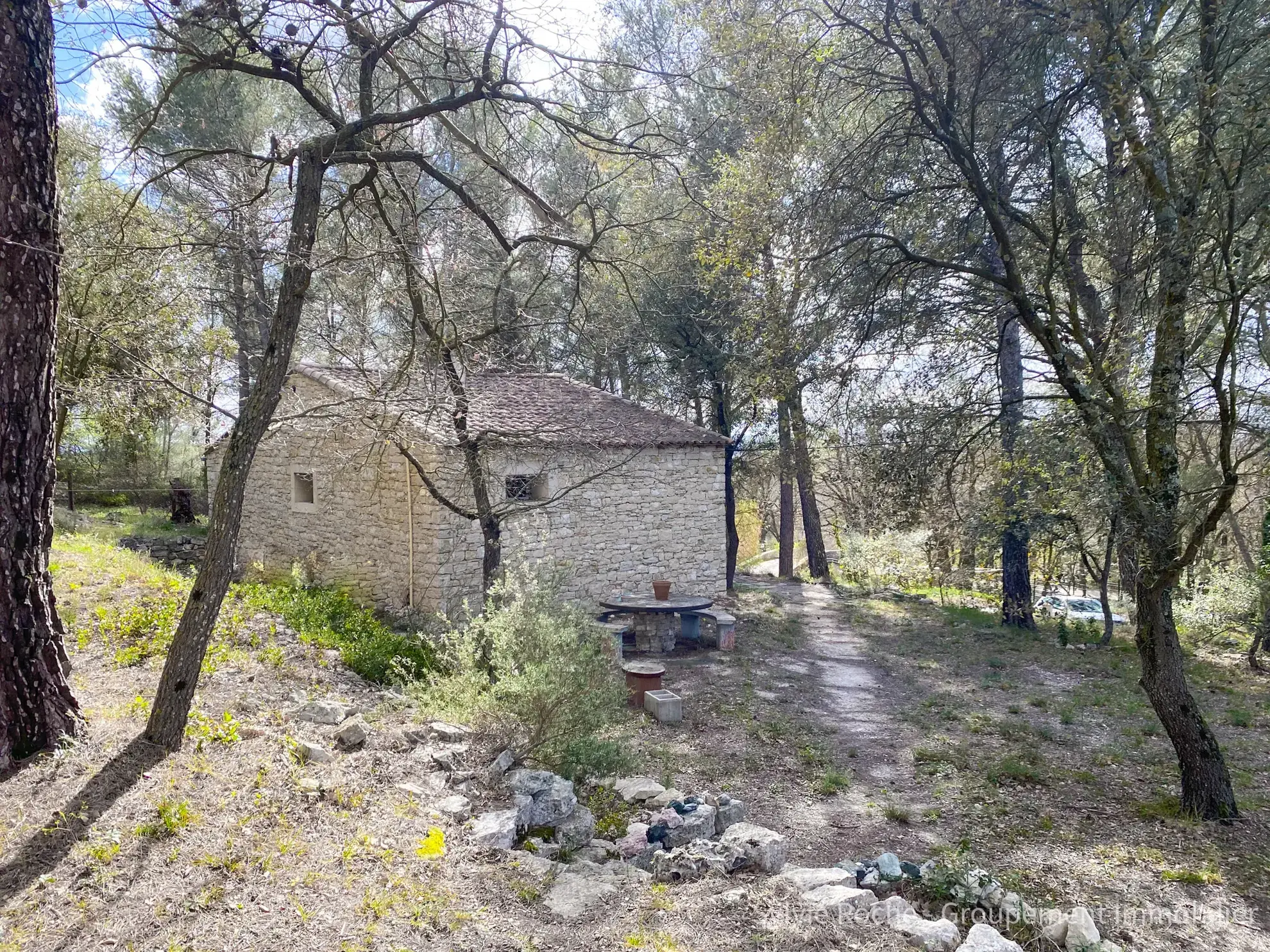 Mazet en pierre à Velleron, 2 pièces, 43 m², terrain 2875 m², rénovation récente 