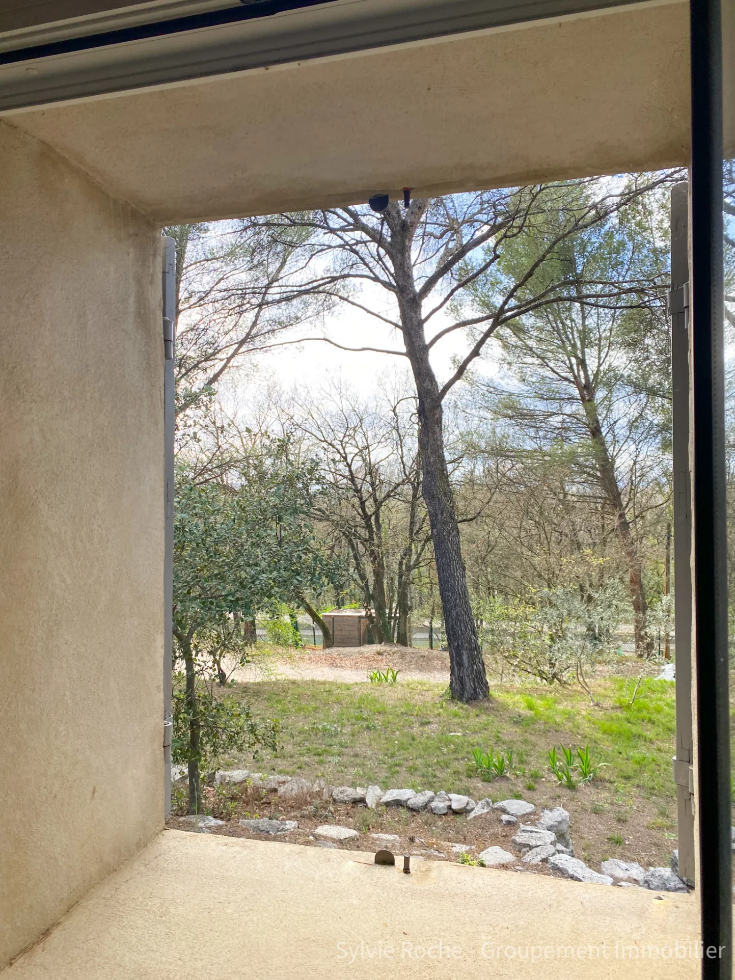 Mazet en pierre à Velleron, 2 pièces, 43 m², terrain 2875 m², rénovation récente 