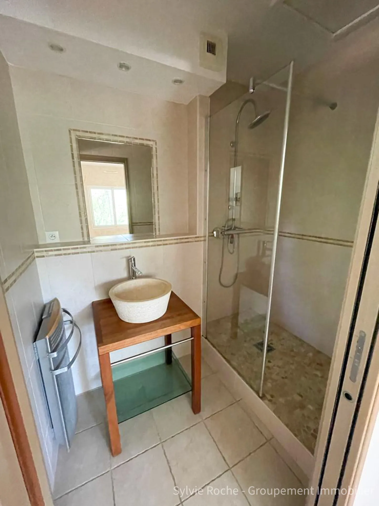 Mazet en pierre à Velleron, 2 pièces, 43 m², terrain 2875 m², rénovation récente 